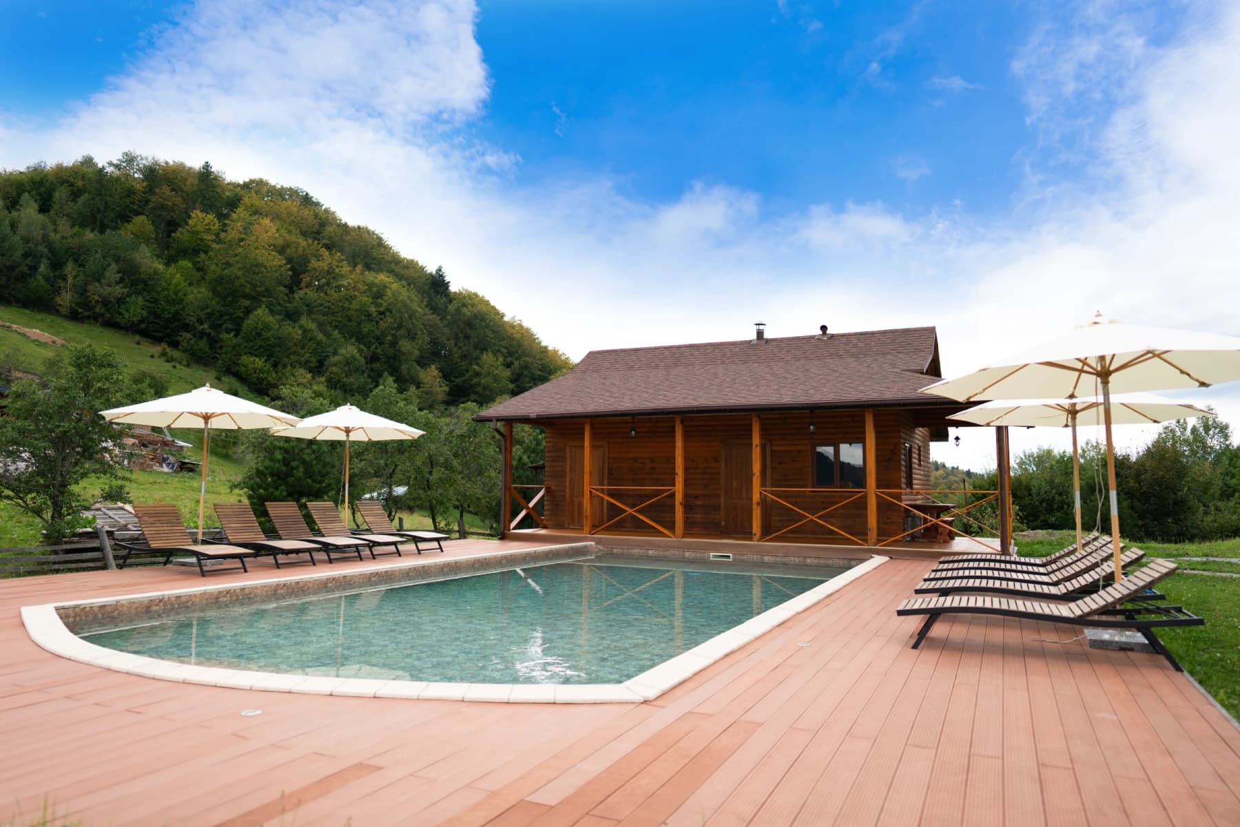 Басейн із панорамним видом